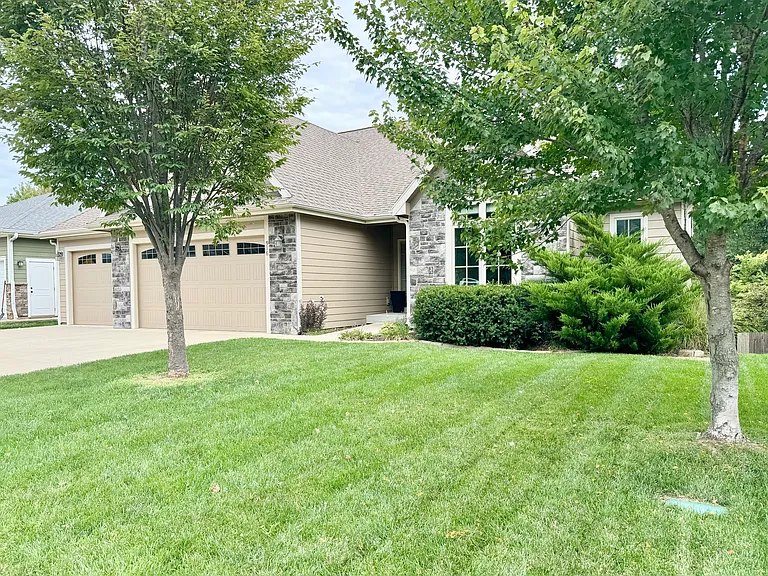 916 Diamondhead Dr — Photo 2