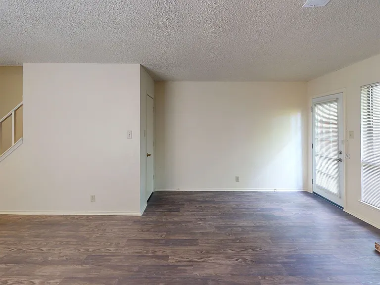 521 W Sycamore St — Photo 7