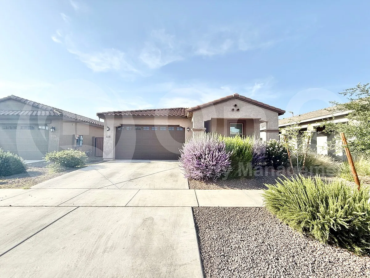 5 bed, 3.0 bath, 1968 sqft, $2,499 — Photo 2