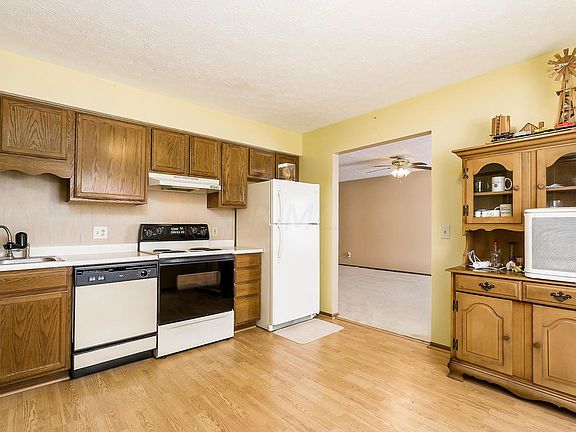 2nd image of 435 Samantha Cir