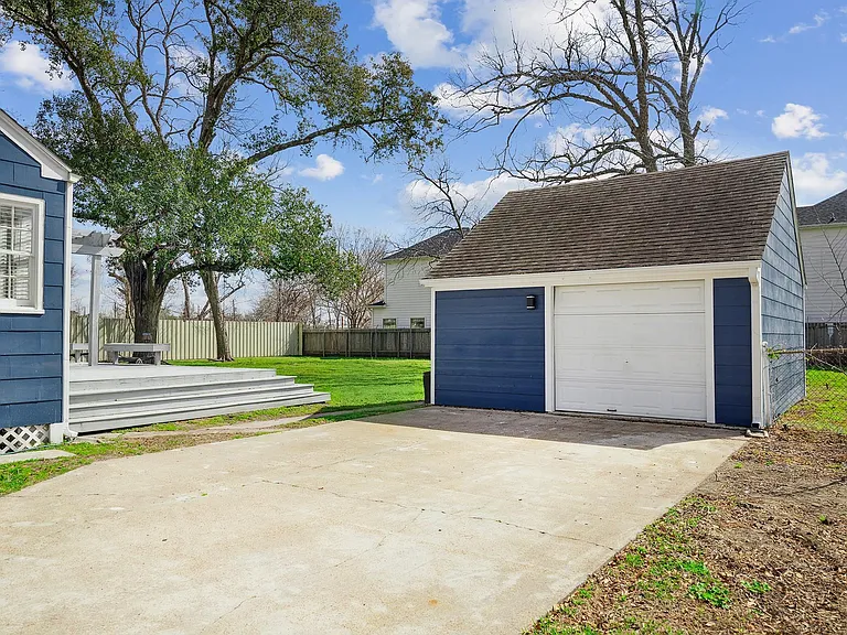 801 Woodcrest Dr — Photo 17