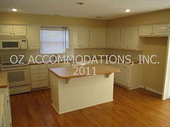 huge eat-in kitchen (19x16)