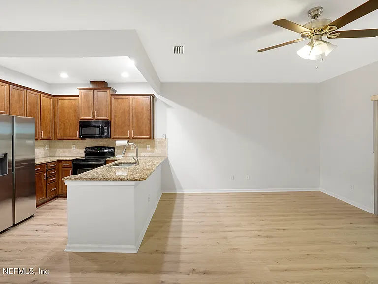 13305 Solar Dr — Photo 6