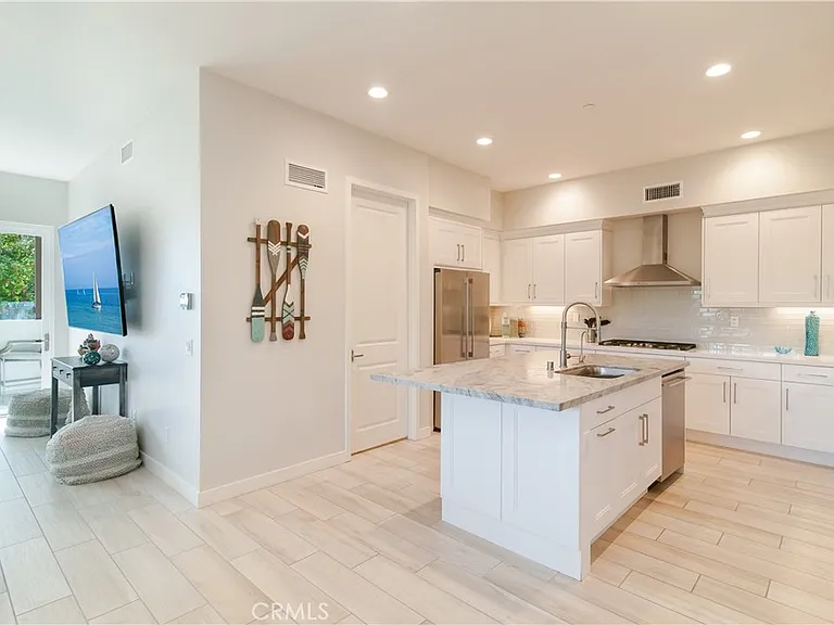 1519 Doheny Way — Photo 8