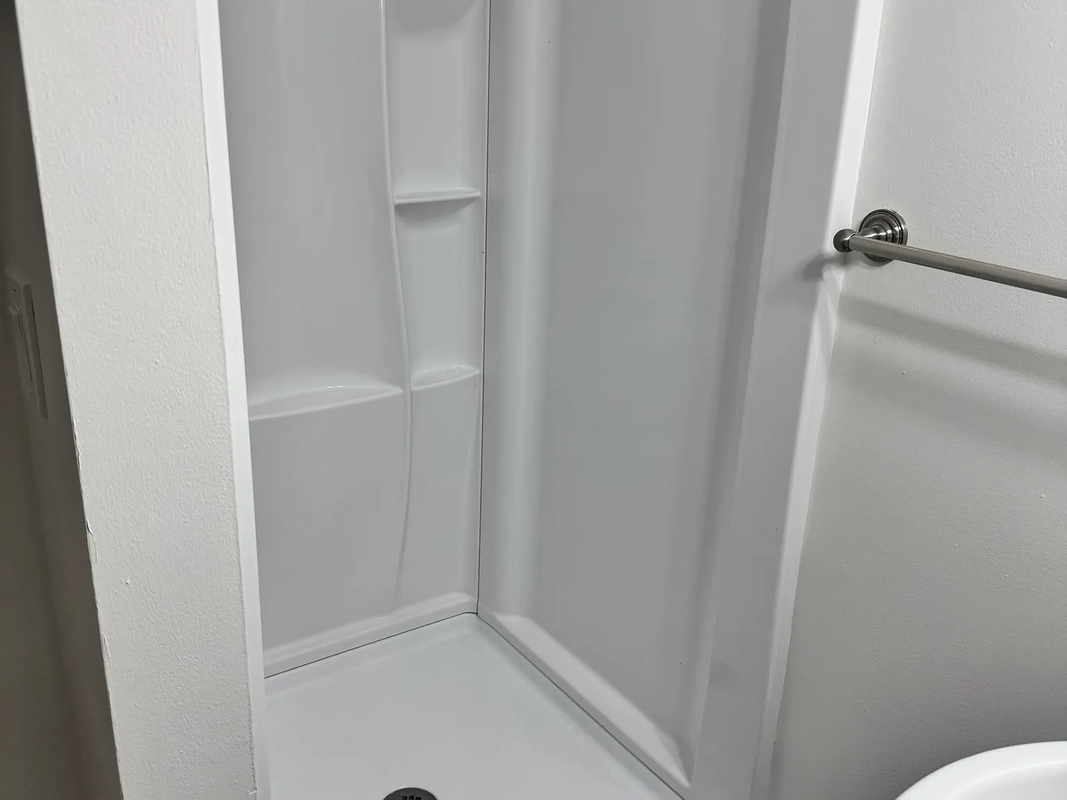 3 bed, 1.0 bath, $4,590 — Photo 4