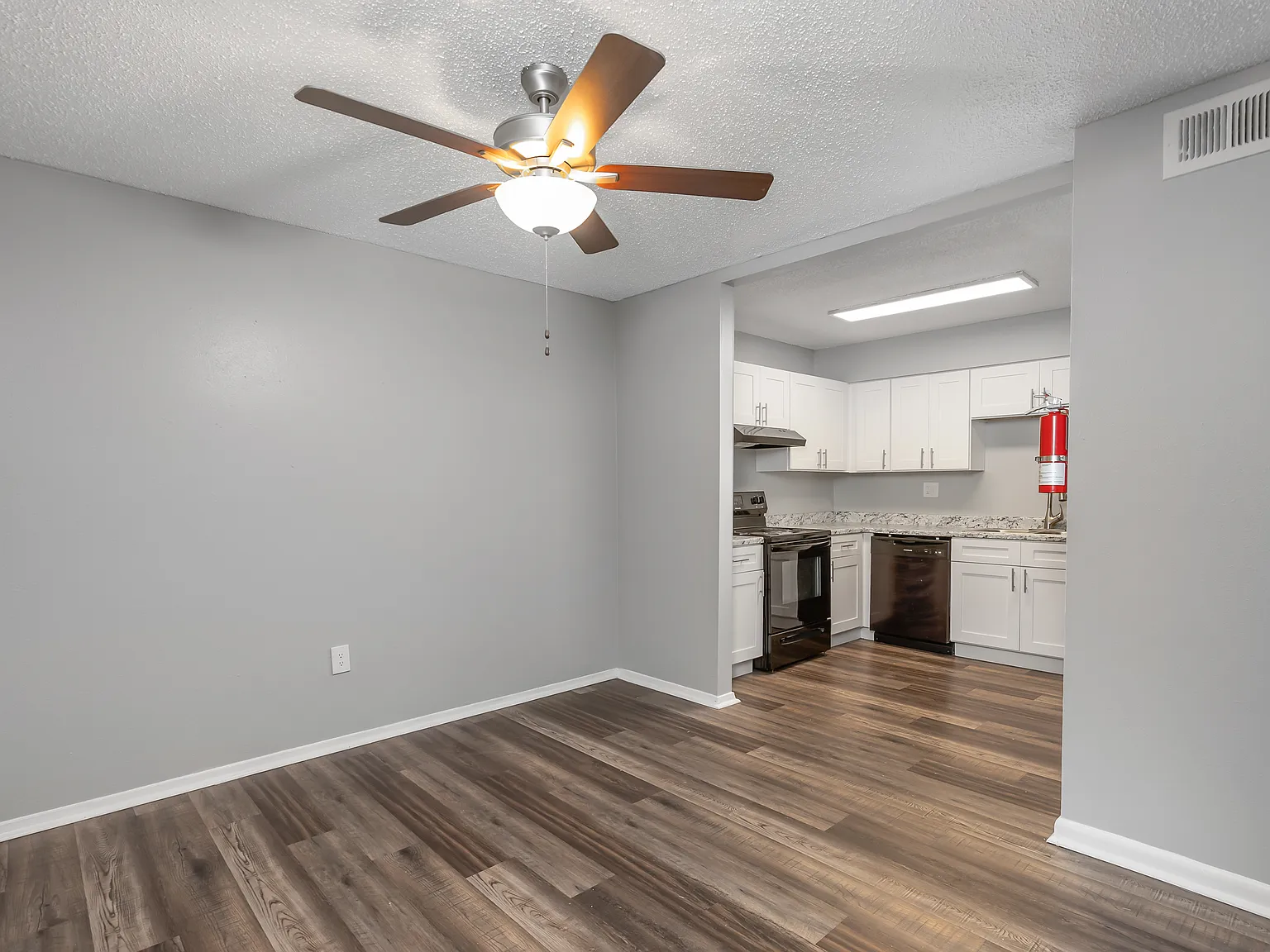 Lifestyle Apartments on Lakeshore — Photo 2