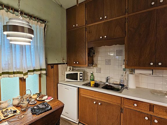 5th image of 528 Charles St