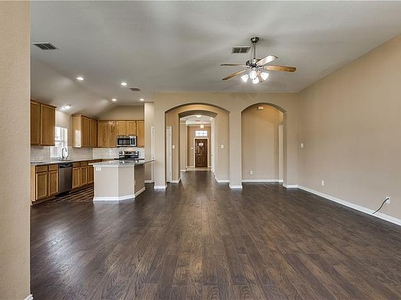 3rd image of 306 Highland Glen Dr