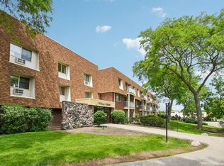 1 Villa Verde Dr APT 211, Buffalo Grove, IL 60089