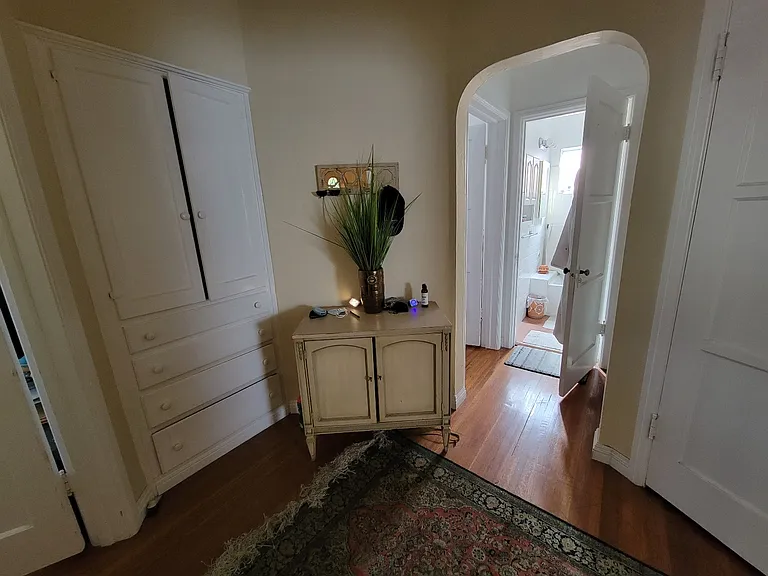 2452 Colby Ave — Photo 9