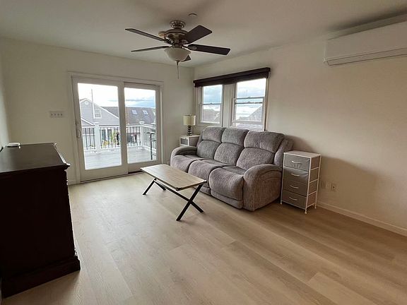 2nd image of 912 Pacific St #2