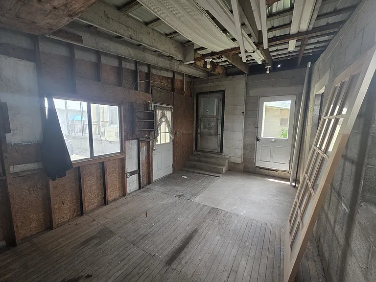 209 Poplar St — Photo 4