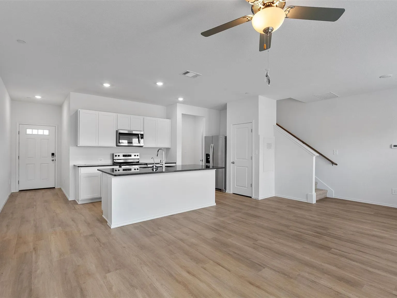 3 bed, 2.5 bath, 1479 sqft, $1,699 — Photo 3