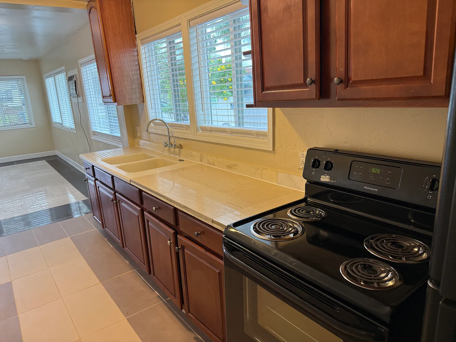 3 bed, $3,695 — Photo 4