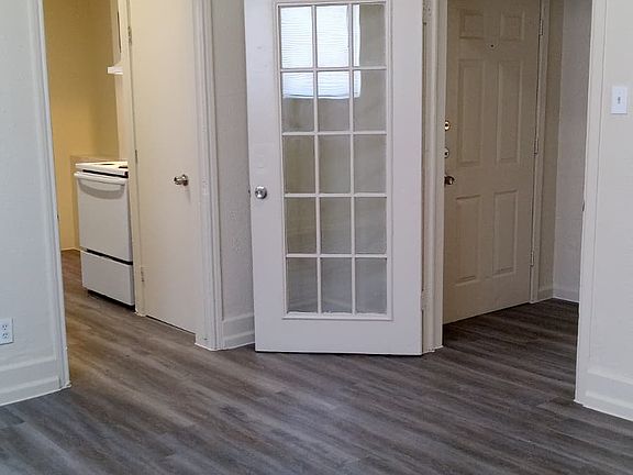4th image of 204 S Hackberry St #B