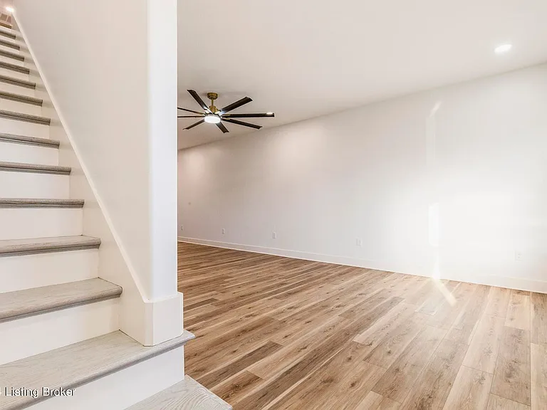 923 E Oak St — Photo 12