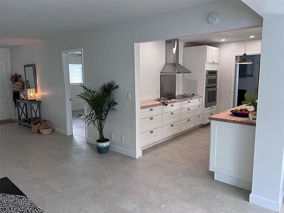 5th image of 805 SE 16th Court
