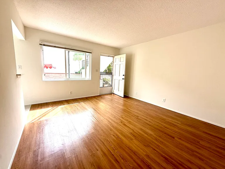 3923 Centre St #H — Photo 2