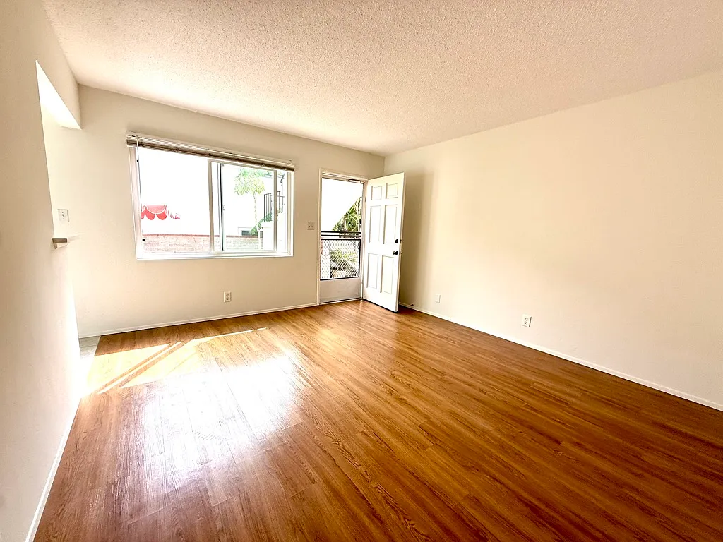 Building Photo - 3923 Centre St #H