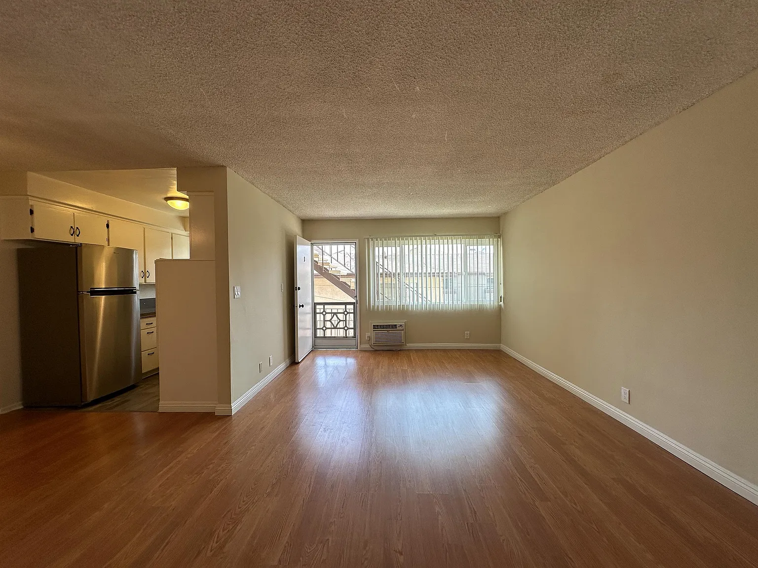 245 Stocker — Photo 2