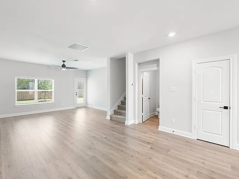 240 Live Oak Ln — Photo 6