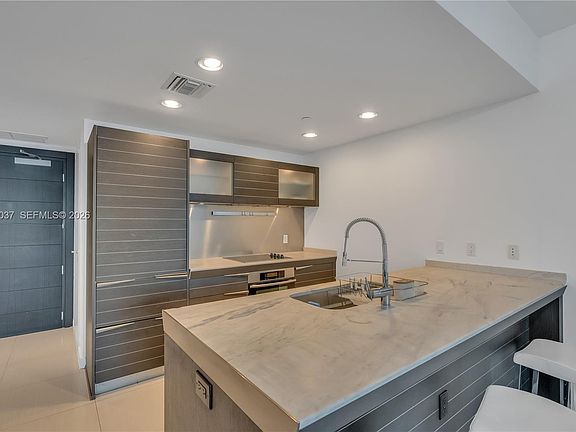 2nd image of 200 Biscayne Boulevard Way