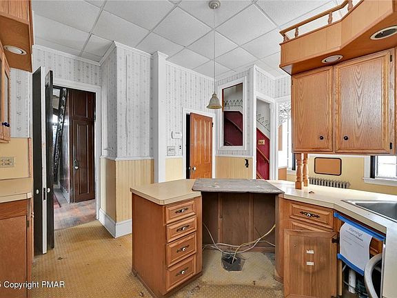 29th image of 315 S Centre St