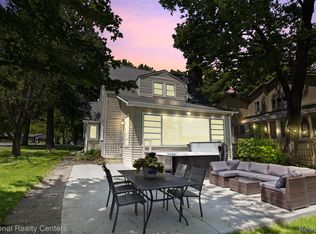 3889 Lakewood Dr, Waterford, MI 48329