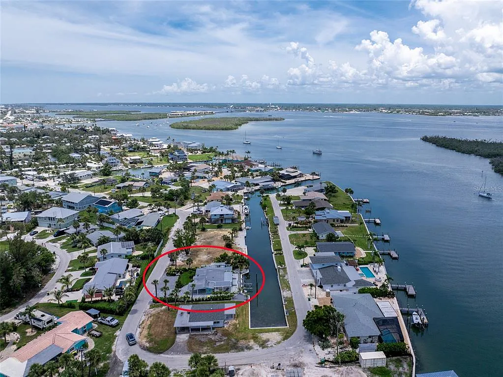 2 bed, 2.0 bath, 1024 sqft, $11,200 — Photo 4