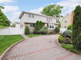 707 Highview Ave, Westbury, NY 11590