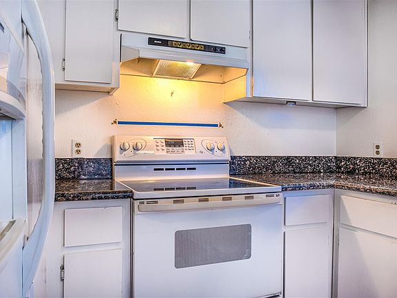 5th image of 1403 Selkirk Cir