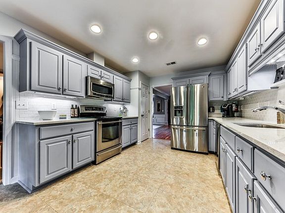 3rd image of 104 Old Settlers Ct