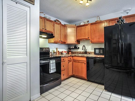 3rd image of 160 Burkhall St Unit 109