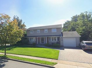 1 Niagara Dr, Jericho, NY 11753