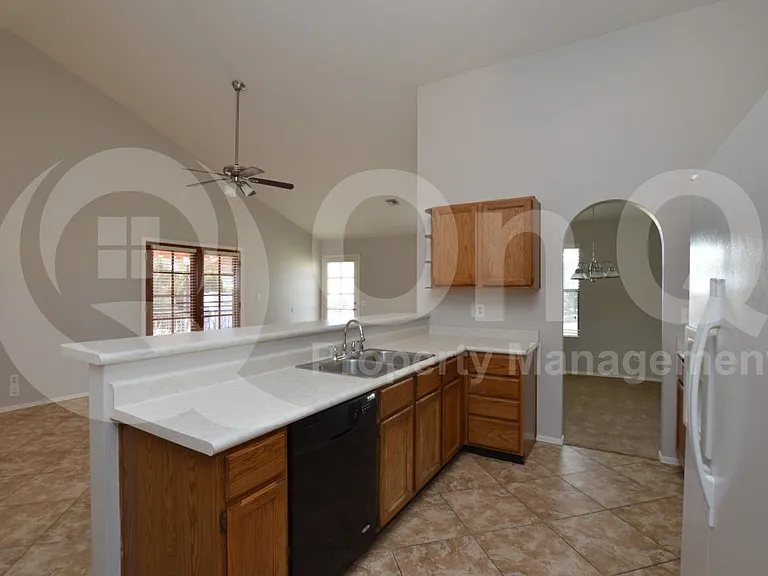 2808 E Nora St — Photo 5