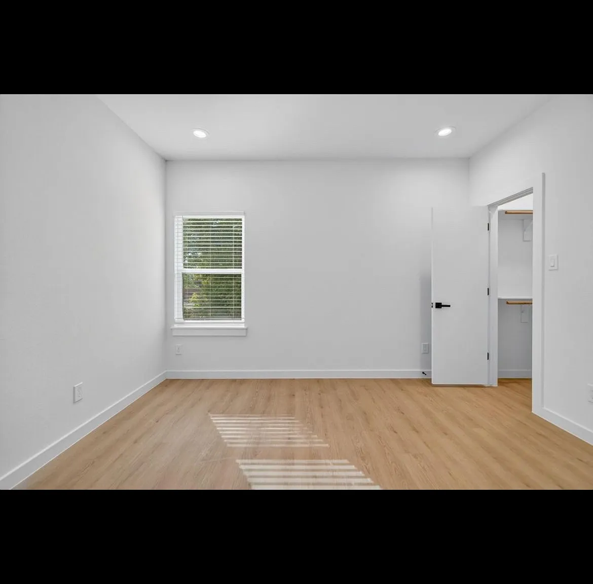 3 bed, 2.5 bath, 2600 sqft, $2,400 — Photo 2
