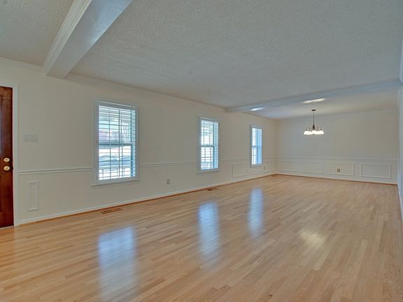 5th image of 611 Versailles Dr SE