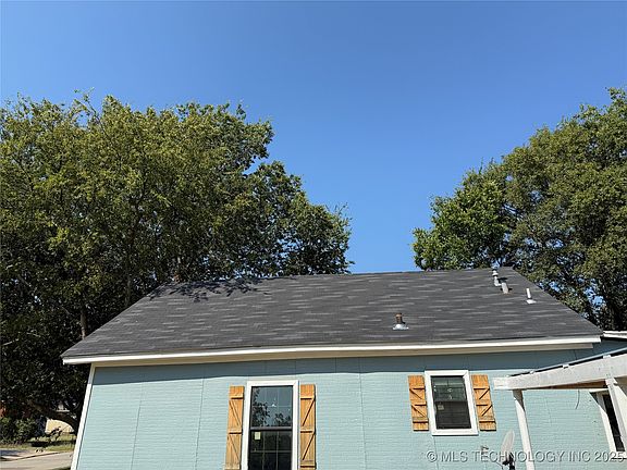 3rd image of 629 E Broadway St
