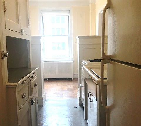 4th image of 310 W 72nd St #11G