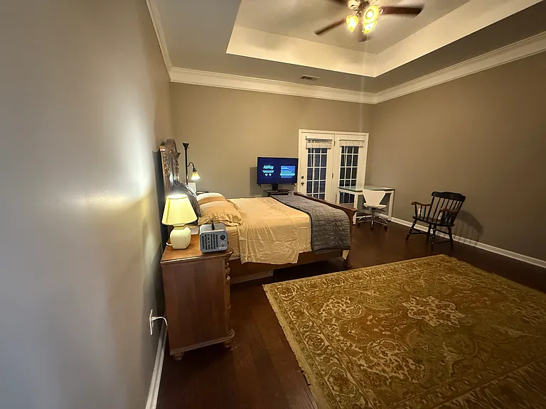 Master bedroom, vaulted high ceiling