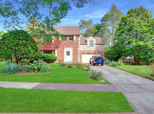551 Jefferson St, Westbury, NY 11590