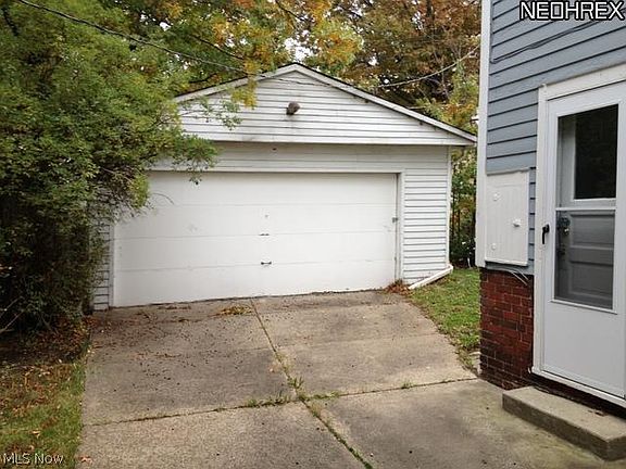 2nd image of 1595-1597 Victoria Ave