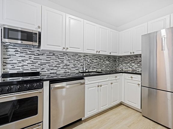 4th image of 50 W 34th St APT 19B9