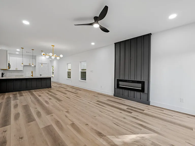 2413 Easley St — Photo 9