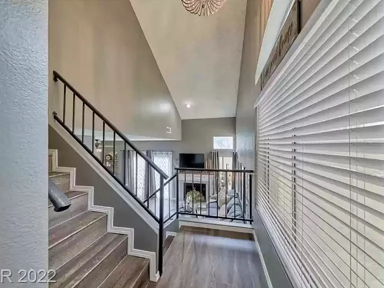 533 Meadbury Dr — Photo 17