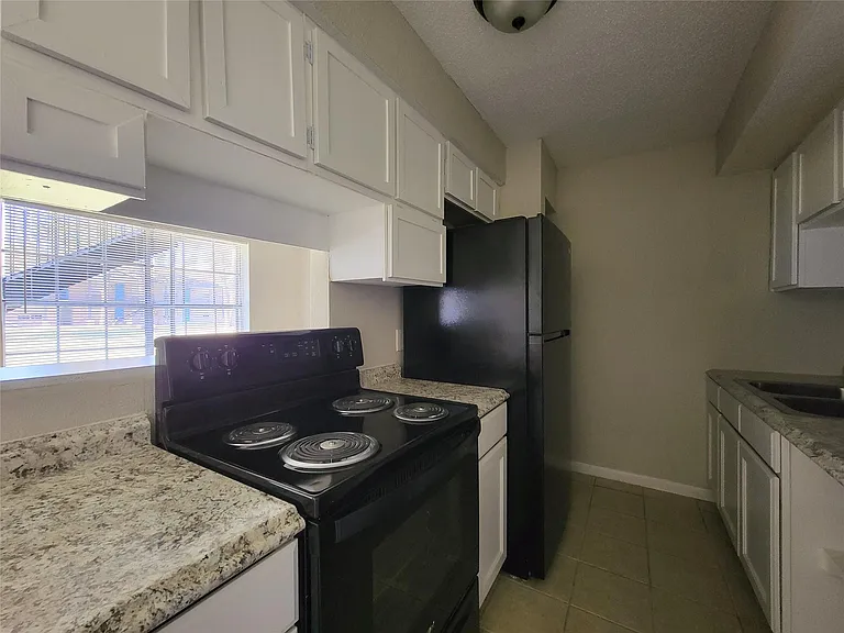 COURTYARD PARK APARTMENTS — Photo 45