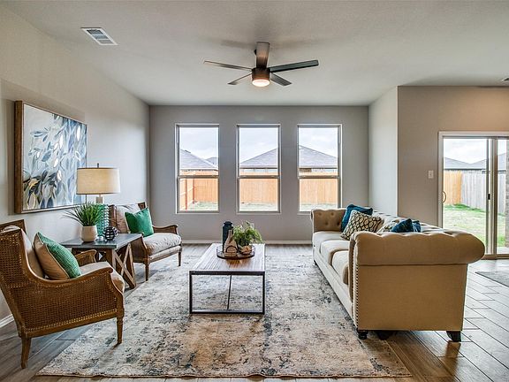 3rd image of 924 Billups Dr