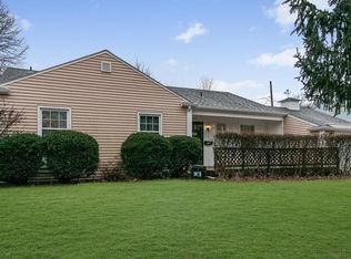 1061 25th St NE, Cedar Rapids, IA 52402