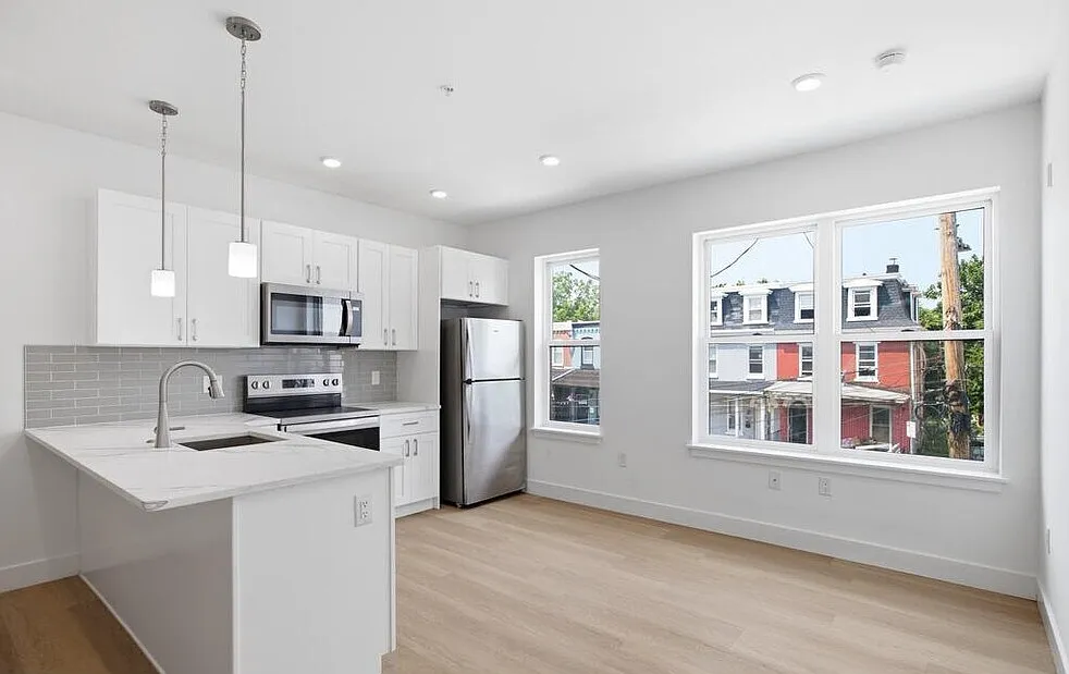 2 bed, 1025 sqft, $1,649 — Photo 3