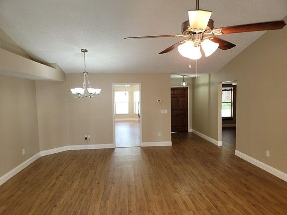 4th image of 496 Holbrook Cir